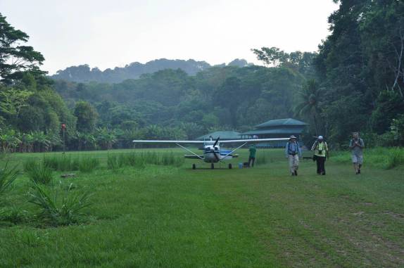 Caminhando na pista do aeroporto da estação Sirena, no Parque Nacional Corcovado, na Península de Osa, no sul da Costa Rica